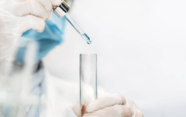 Ekipman ve bilim deneyleri yapan bilim adamları, kimyasal sıvı içeren cam laboratuvar malzemeleri. Yaşam bilimi laboratuvarında çalışan sağlık araştırmacıları araştırma laboratuarındaki mikroskop slaytlarını analiz ediyorlar. - Fotoğraf, Görsel