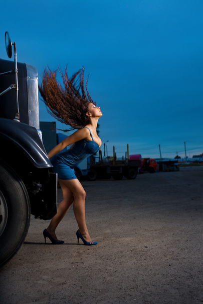 Young beauty girl posing near steel truck - Foto, Imagen