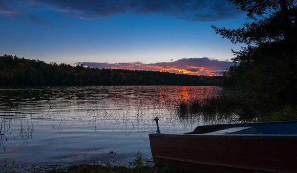 劇的な色湖の夕日. - 写真・画像