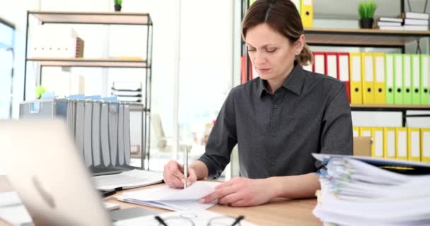 Succesvolle zakenvrouw schrijft aantekeningen in notitieboekje in kantoor. Goede zakelijke ideeën en oplossingsconcept - Video