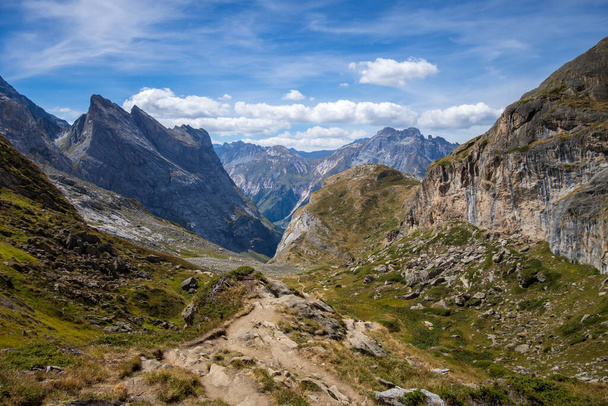 Mountain landscape in Pralognan la Vanoise. French alps - Foto, afbeelding