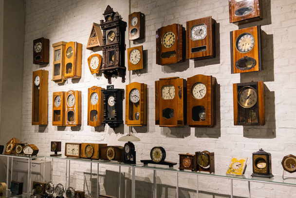 ルツク、ウクライナ- 2023年2月26日-コルサキ近代ウクライナ美術館、古い時計の展示コレクション - 写真・画像