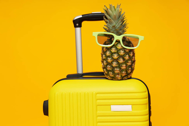 スーツケース、荷物、夏の旅行や休暇のための荷物 - 写真・画像
