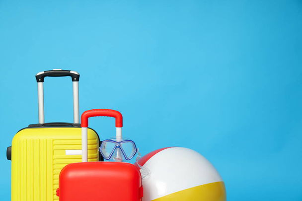 Чемодан, багаж, багаж для летних путешествий и отдыха, место для текста - Фото, изображение