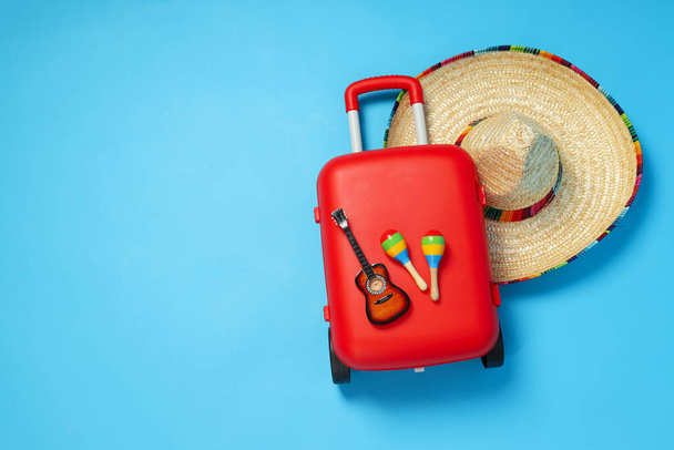 Maleta, equipaje, equipaje para viajes de verano y vacaciones, espacio para texto - Foto, imagen