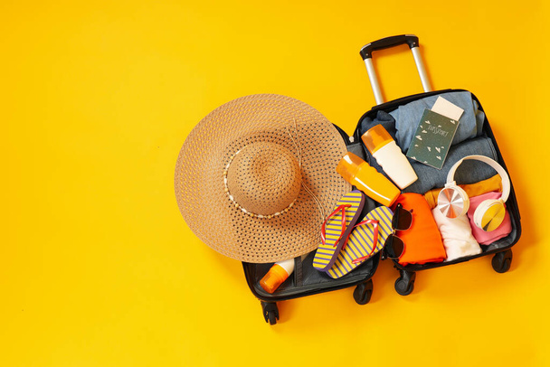 Bavul, bavul, yaz seyahati ve tatil için bavul, mesaj için yer - Fotoğraf, Görsel
