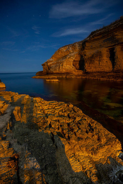 Long exposure on cliffs at night beach - Valokuva, kuva