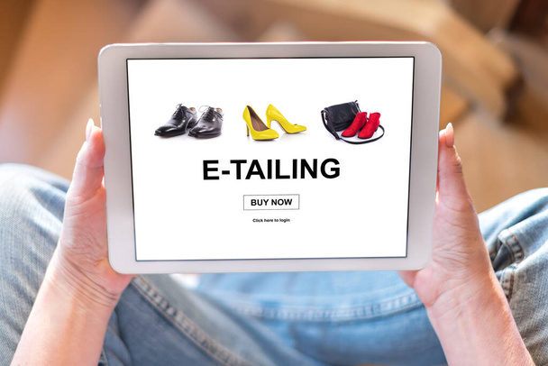 Schermo del tablet che mostra un concetto di e-tailing - Foto, immagini
