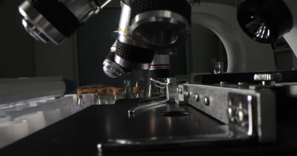 Tubos de ensayo del frasco del microscopio en primer plano de laboratorio moderno. Equipos de investigación médica e instrumentos médicos - Imágenes, Vídeo