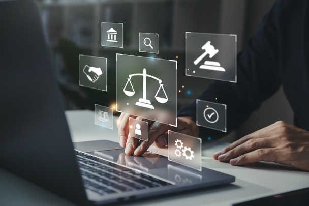 Jogi üzleti koncepció. Munkajog, Ügyvéd, Online jogi tanácsadás, Emberi kéz jogi szolgáltatások ikon laptop képernyőn. - Fotó, kép