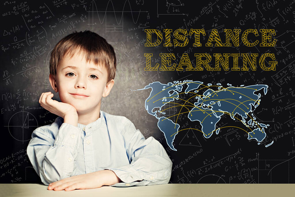 Słodki mały uczeń. Koncepcja kształcenia na odległość, e-learningu, edukacji internetowej - Zdjęcie, obraz