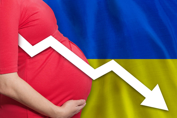 Mulher grávida em fundo bandeira ucraniana. Queda da taxa de fertilidade na Ucrânia - Foto, Imagem