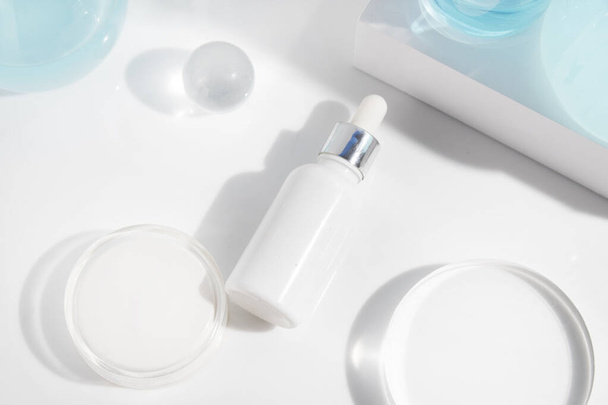 καλλυντικά μακιγιάζ ιατρική φροντίδα του δέρματος, ένα mockup για το προϊόν λοσιόν κρέμα μπουκάλι, συσκευασία σε λευκό φόντο - Φωτογραφία, εικόνα