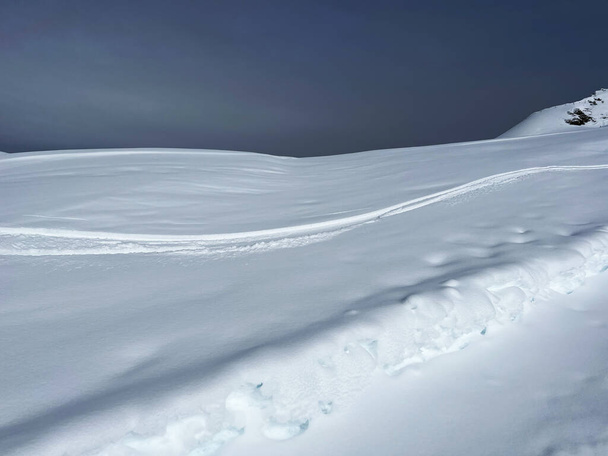 Ihana talvi vaellus polkuja ja jälkiä tuoreen Alppien lumipeite Sveitsin Alpeilla ja yli matkailukeskus Arosa - Canton of Grisons, Sveitsi (Schweiz) - Valokuva, kuva