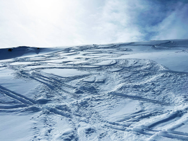 Wspaniałe zimowe szlaki turystyczne i szlaki w świeżym alpejskim pokrywie śnieżnej Alp Szwajcarskich i nad kurortem turystycznym Arosa - Kanton Grisons, Szwajcaria (Schweiz) - Zdjęcie, obraz