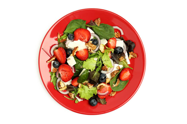 Beyaz arka planda çilekli bir tabak salata - Fotoğraf, Görsel