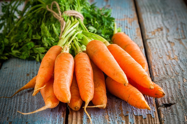 Свежая морковь на деревянном фоне  - Фото, изображение