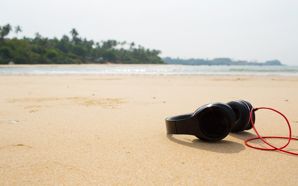 Ακουστικά στην παραλία - Φωτογραφία, εικόνα