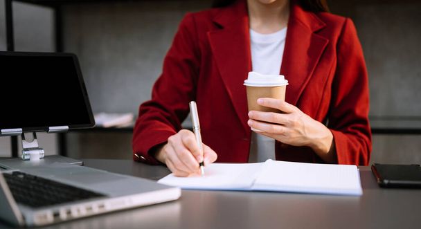 Mujer de negocios con teléfono inteligente, portátil y tableta con café  - Foto, imagen