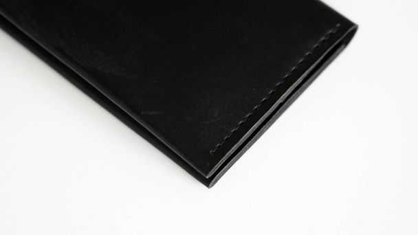 Mens μαύρο άδειο δερμάτινο πορτοφόλι με φερμουάρ και πολλές τσέπες. Εξαρτήματα δέρματος - Φωτογραφία, εικόνα