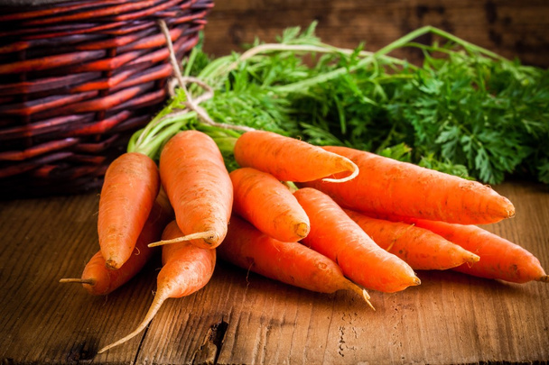 φρέσκα βιολογικά καρότα σε ξύλινα φόντο  - Φωτογραφία, εικόνα