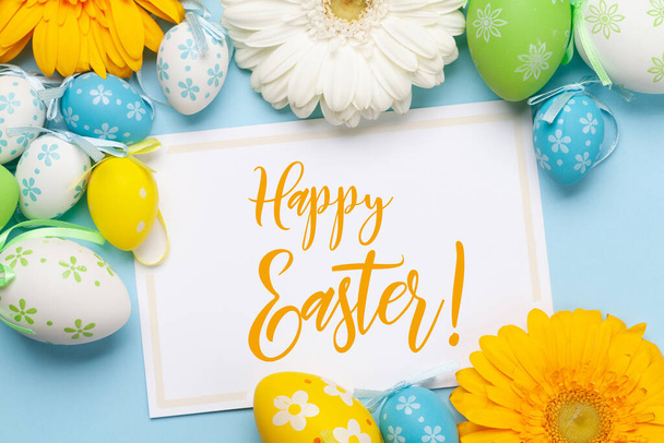 Húsvéti üdvözlőlap gerbera virágokkal és színes húsvéti tojásokkal. Top view lapos fektetés - Fotó, kép