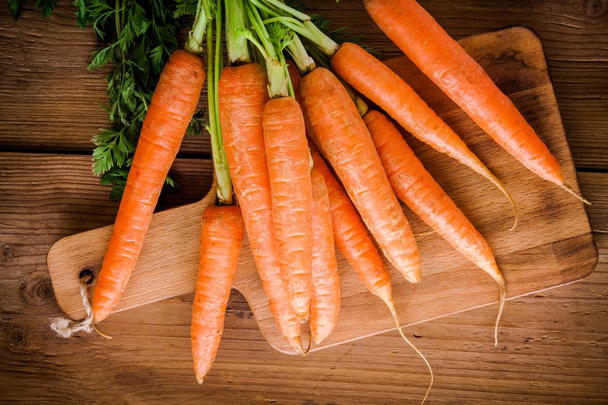 свіжа морква на обробній дошці
   - Фото, зображення