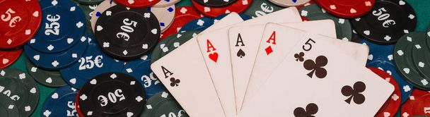 τέσσερα όμοια άσσοι μάρκες πόκερ. Κερδίζοντας συνδυασμός των καρτών στο πράσινο τραπέζι στα τυχερά παιχνίδια καζίνο - Φωτογραφία, εικόνα