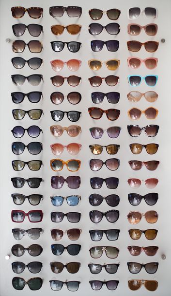 Stili assortiti di occhiali da sole colorati su sfondo bianco
 - Foto, immagini