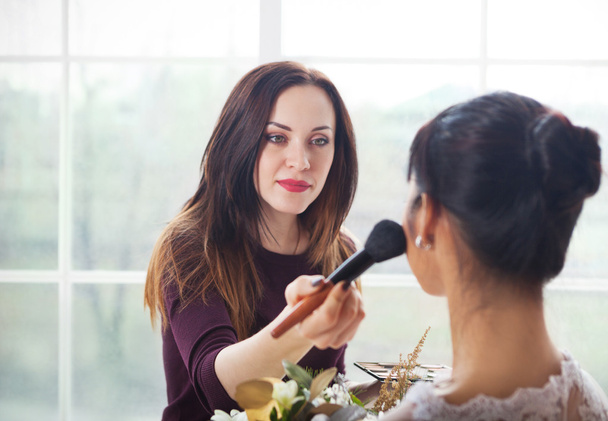 Vizážista dělá make up pro mladá krásná nevěsta  - Fotografie, Obrázek
