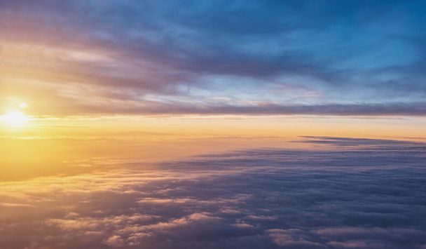 Cielo al atardecer sobre el fondo de nubes - Foto, Imagen