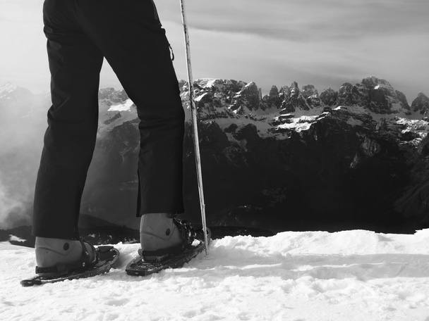 Σκιέρ στο κόκκινο χειμώνα σακάκι με μικρό διασκέδαση σκι μείνετε στο χιόνι - Φωτογραφία, εικόνα