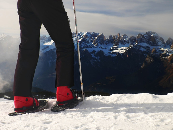 Skifahrer in roter Winterjacke mit kleinen Spaßskiern bleiben im Schnee - Foto, Bild