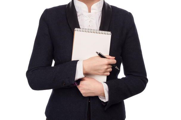 Τα χέρια σε ένα επαγγελματικό κοστούμι κρατώντας ένα στυλό και σημειωματάριο - Φωτογραφία, εικόνα
