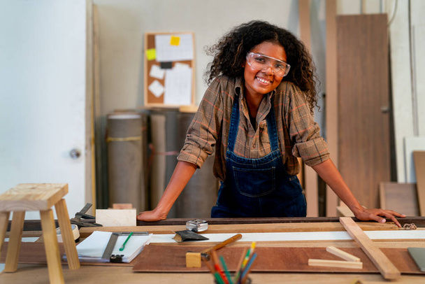 若い大工の女性や木製の労働者の肖像は、機器と職場の領域で自信を持って行動が表にある立っている. - 写真・画像
