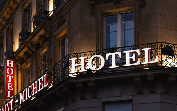 Підсвічений знак готелю взятий в сутінках
 - Фото, зображення