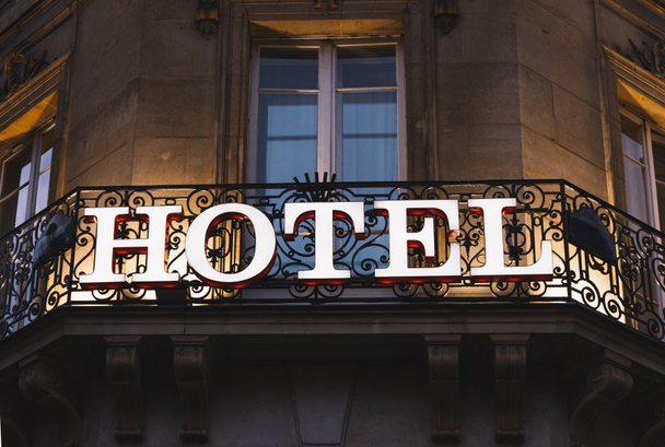 Osvětlené hotel znamení, které užívá v Paříži v noci - Fotografie, Obrázek
