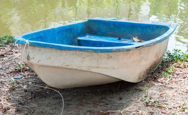 古いプラスチック手漕ぎボート - 写真・画像