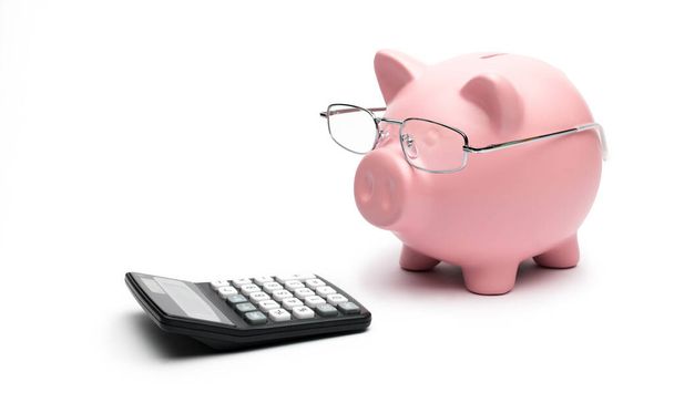 Piggy Bank com calculadora sobre fundo branco - Foto, Imagem