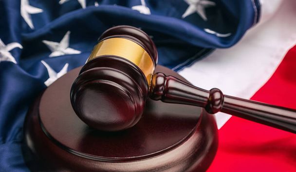  молоток судьи символизирующий американскую судебную систему - Фото, изображение