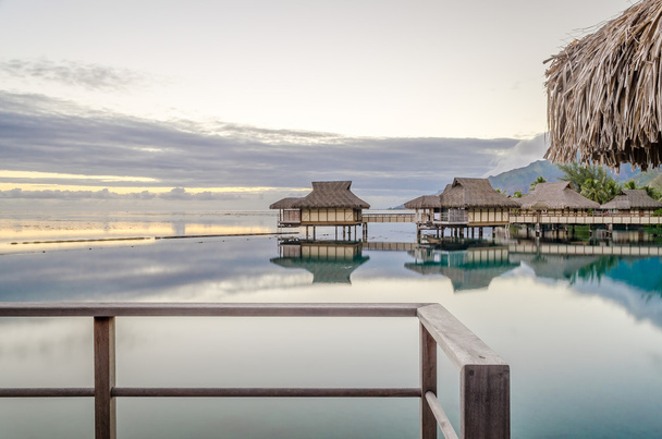 bungalowami, Polinezja Francuska - Zdjęcie, obraz