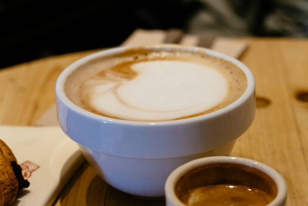 Крупним планом чашку кави з піною на столі в кафе. Ранкова кава з піною, сніданок
 - Фото, зображення