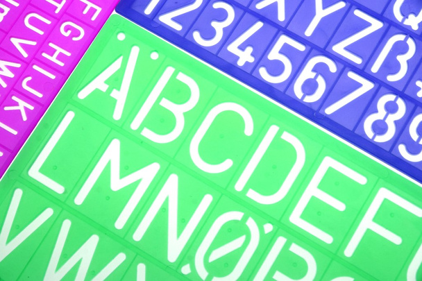 Английский алфавит пластиковых трафаретов
 - Фото, изображение