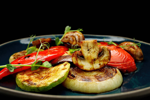 Légumes cuits au four, tomates, aubergines, courgettes, poivrons et champignons champignon - Photo, image