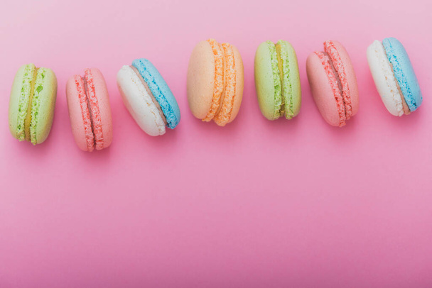 Macaroons, baked sweets from the pastry shop - Fotoğraf, Görsel