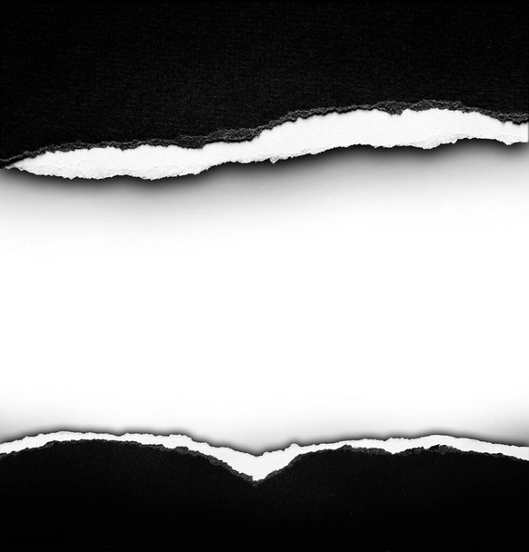 Разорванная черная бумага на обычном фоне, пространство для копирования - Фото, изображение