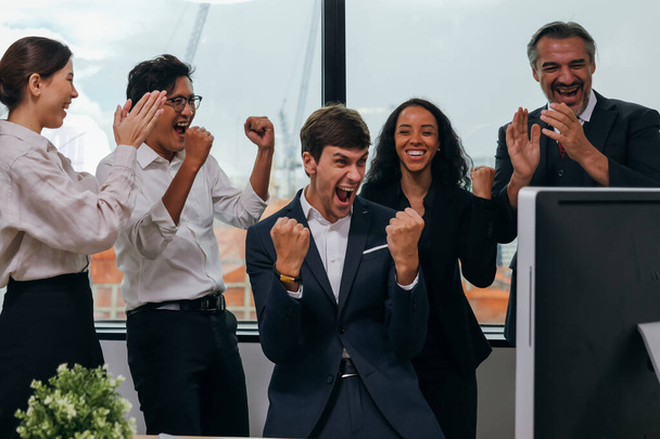 Equipo de empleados de negocios felices celebrando el éxito con elogios en la sala de reuniones, reunión oficial en la sala de reuniones, concepto de negociaciones creativas, gesto de éxito - Foto, imagen