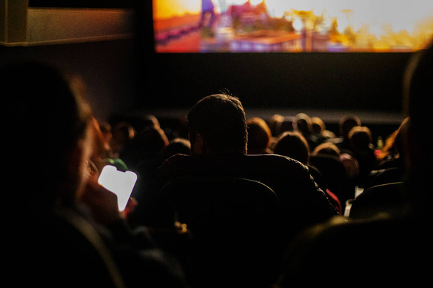  Mensen in de bioscoop voor het kijken naar een film. familiedag van - Foto, afbeelding
