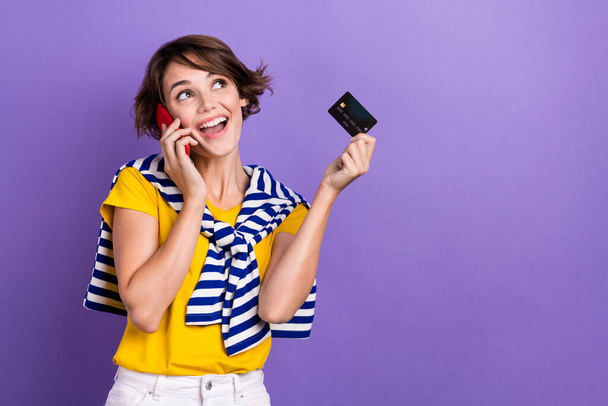 Foto von verträumt süße Frau tragen gebunden Pullover reden online bestellen moderne Gadget leeren Raum isoliert lila Farbe Hintergrund. - Foto, Bild