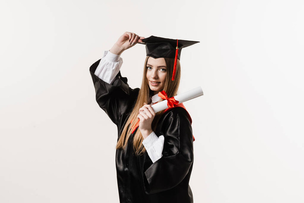 Gülümseyen ve diplomasını beyaz arka planda tutan mutlu mezun kız. Mezuniyet. Üniversiteden mezun olup yüksek lisans yapmış. - Fotoğraf, Görsel